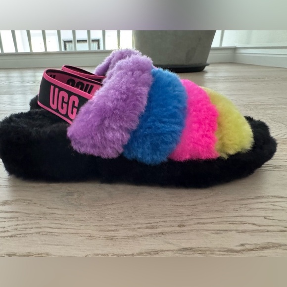 UGG Fluff Yeah Logo Slides size 7 - Picture 7 of 10
